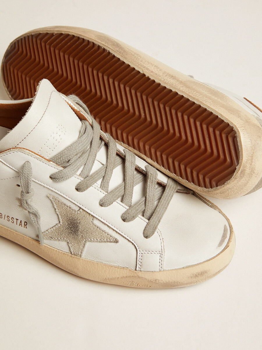 super-star sneakers voor dames met suède ster en bruine hielband.