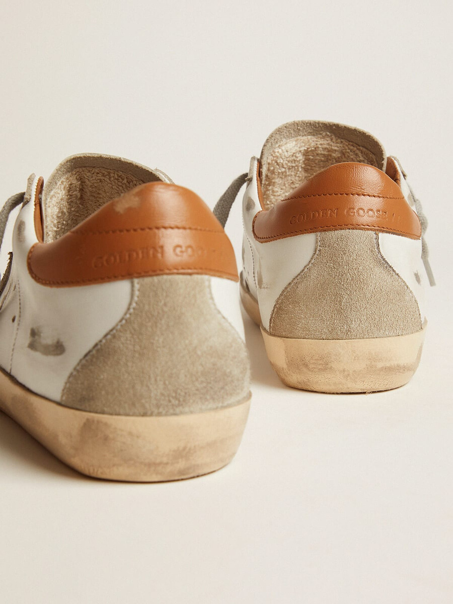 super-star sneakers voor dames met suède ster en bruine hielband.