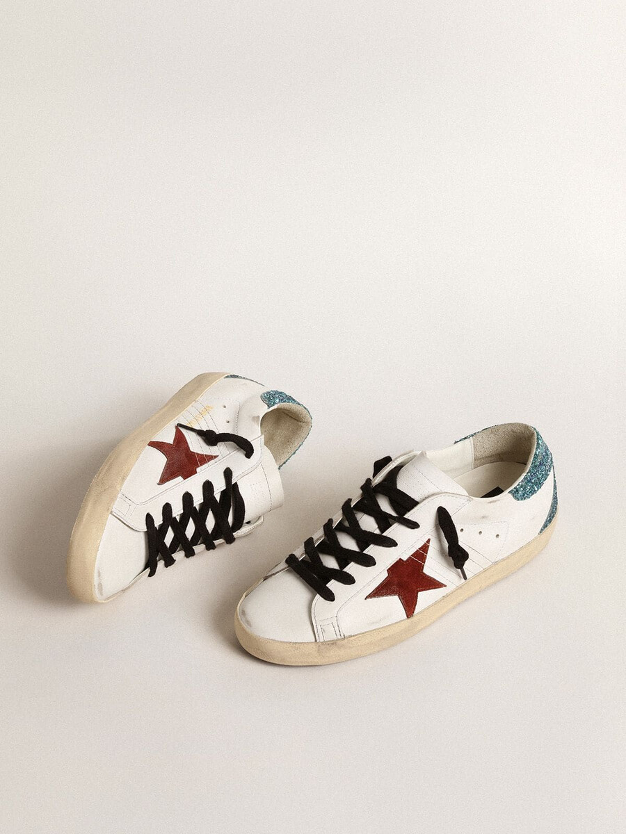 dames super-star met bordeauxrode suède ster en lichtblauwe glitterhak.