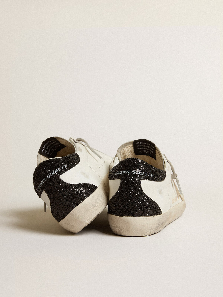 dames super-star met gouden ster en zwarte glitterhak.
