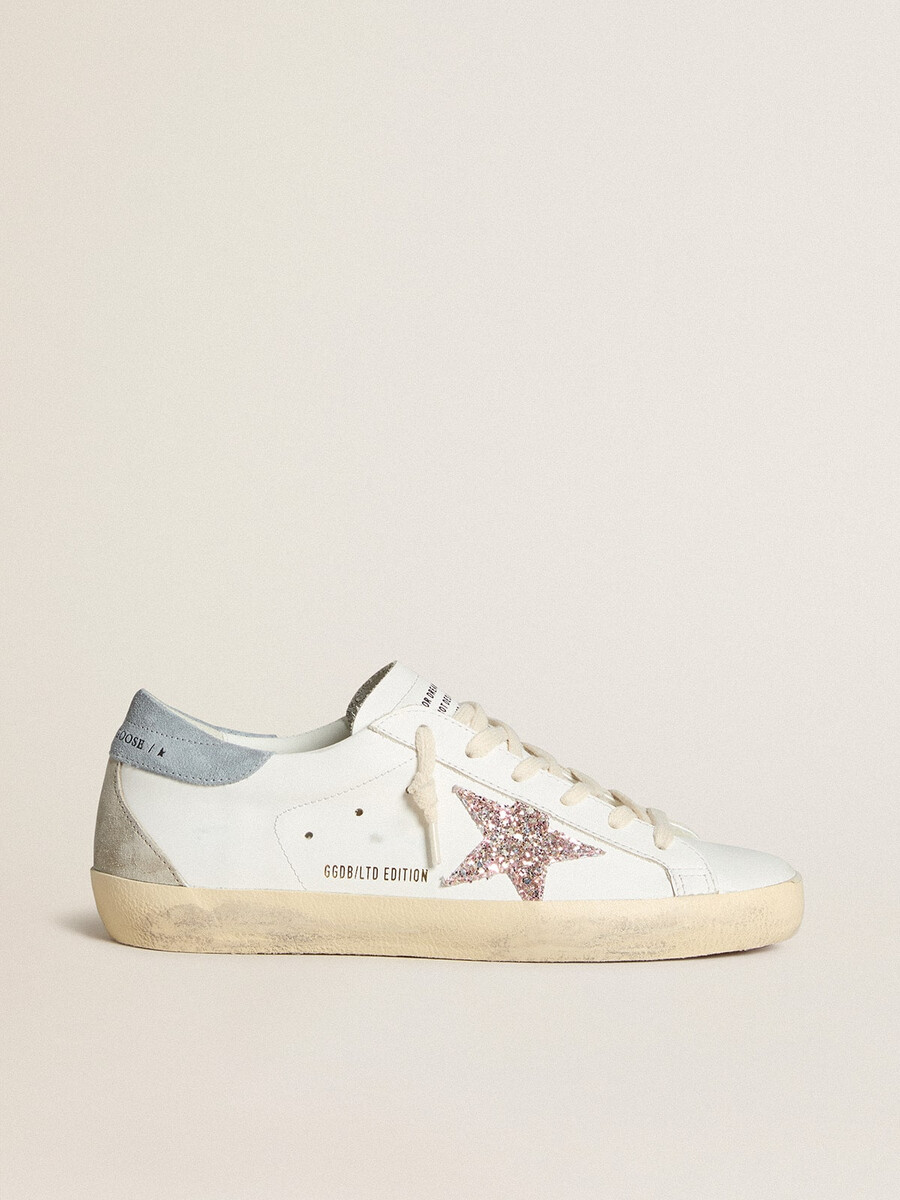 dames super-star ltd met veelkleurige glitterster en suède hielstuk.