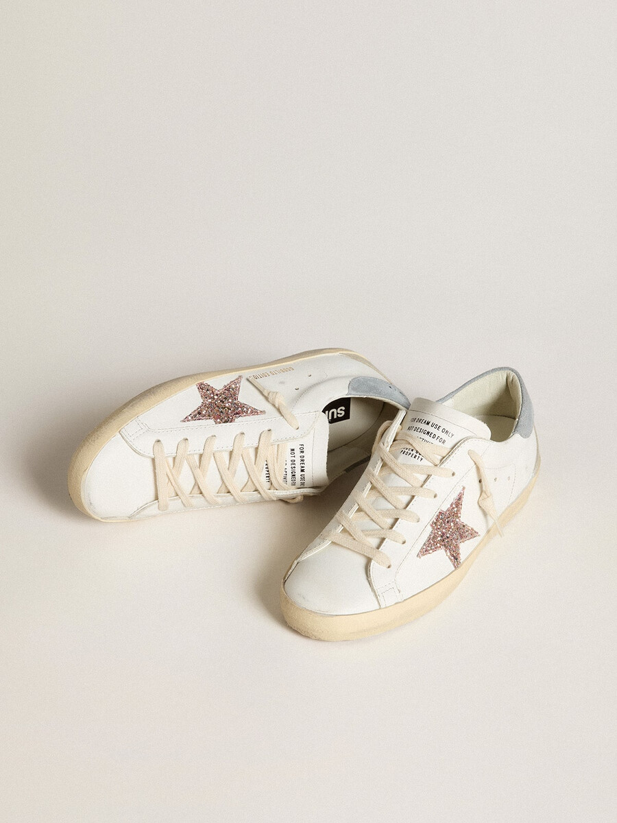 dames super-star ltd met veelkleurige glitterster en suède hielstuk.