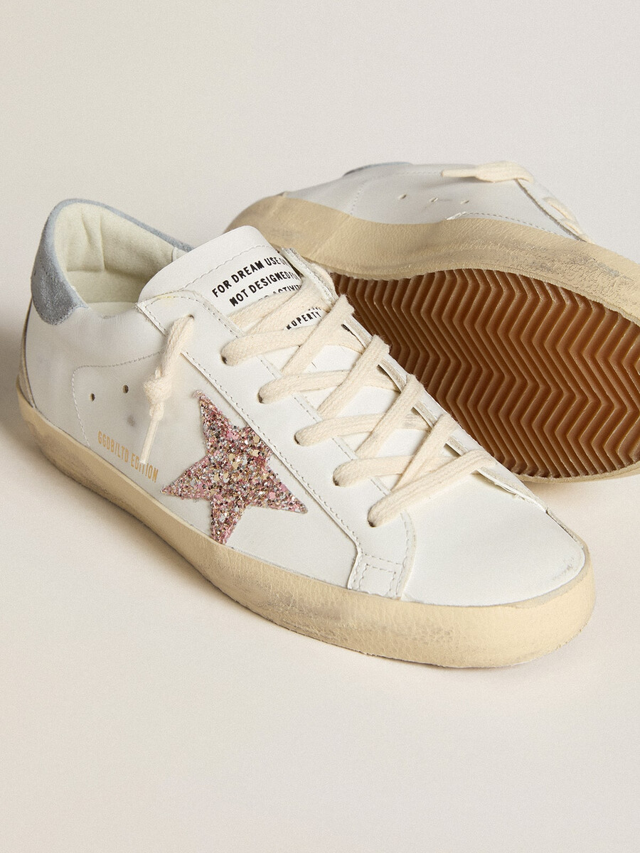 dames super-star ltd met veelkleurige glitterster en suède hielstuk.
