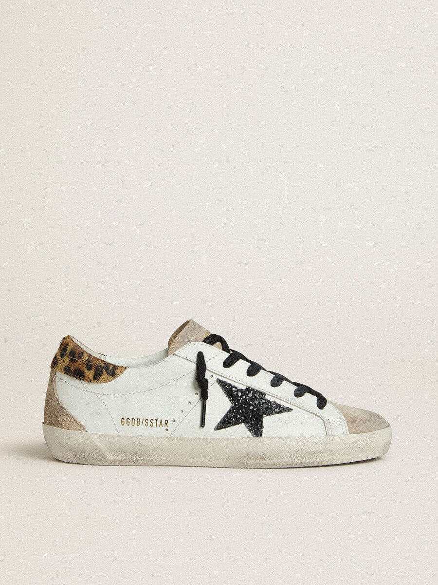 dames super-star met zwarte glitterster en hielstuk van ponyhuid met luipaardprint.