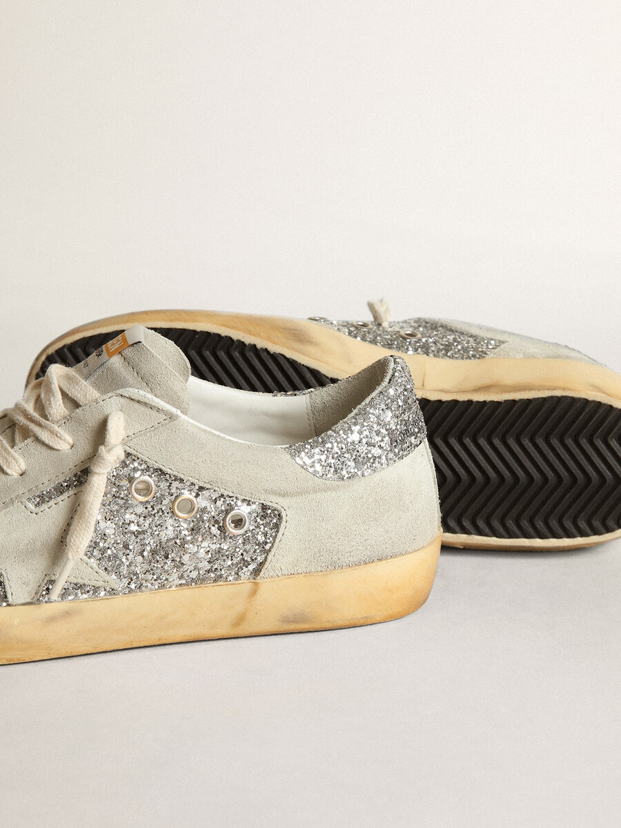 dames superster in zilverkleurige glitter met ijsgrijze ster en inzetstukken.