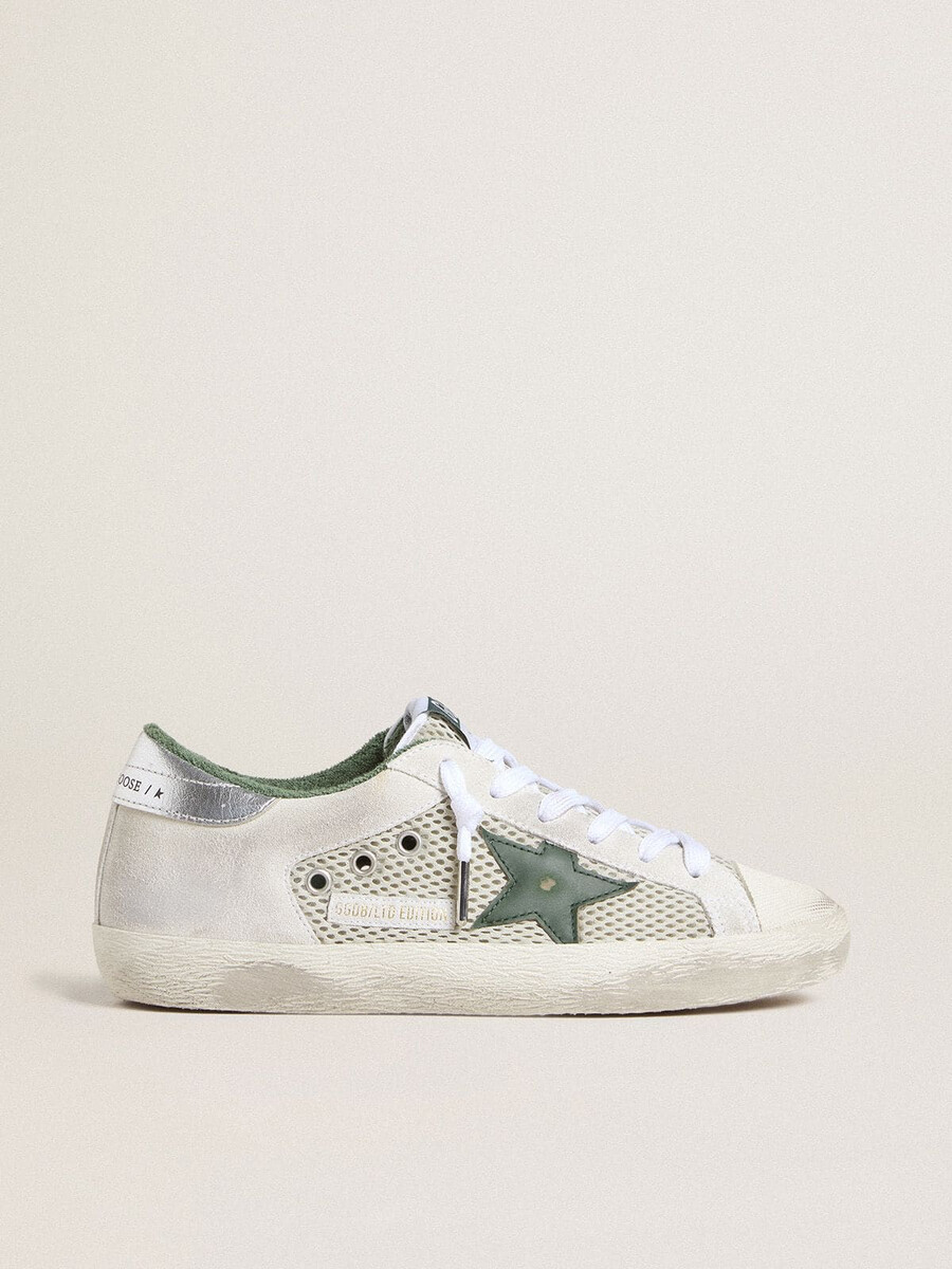 dames super-star ltd in wit suède en mesh met groene leren ster en zilverkleurige leren hielband.