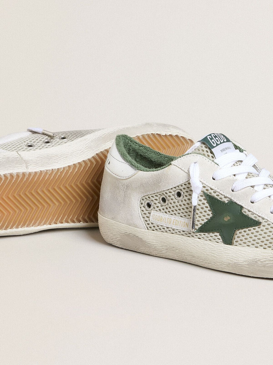 dames super-star ltd in wit suède en mesh met groene leren ster en zilverkleurige leren hielband.