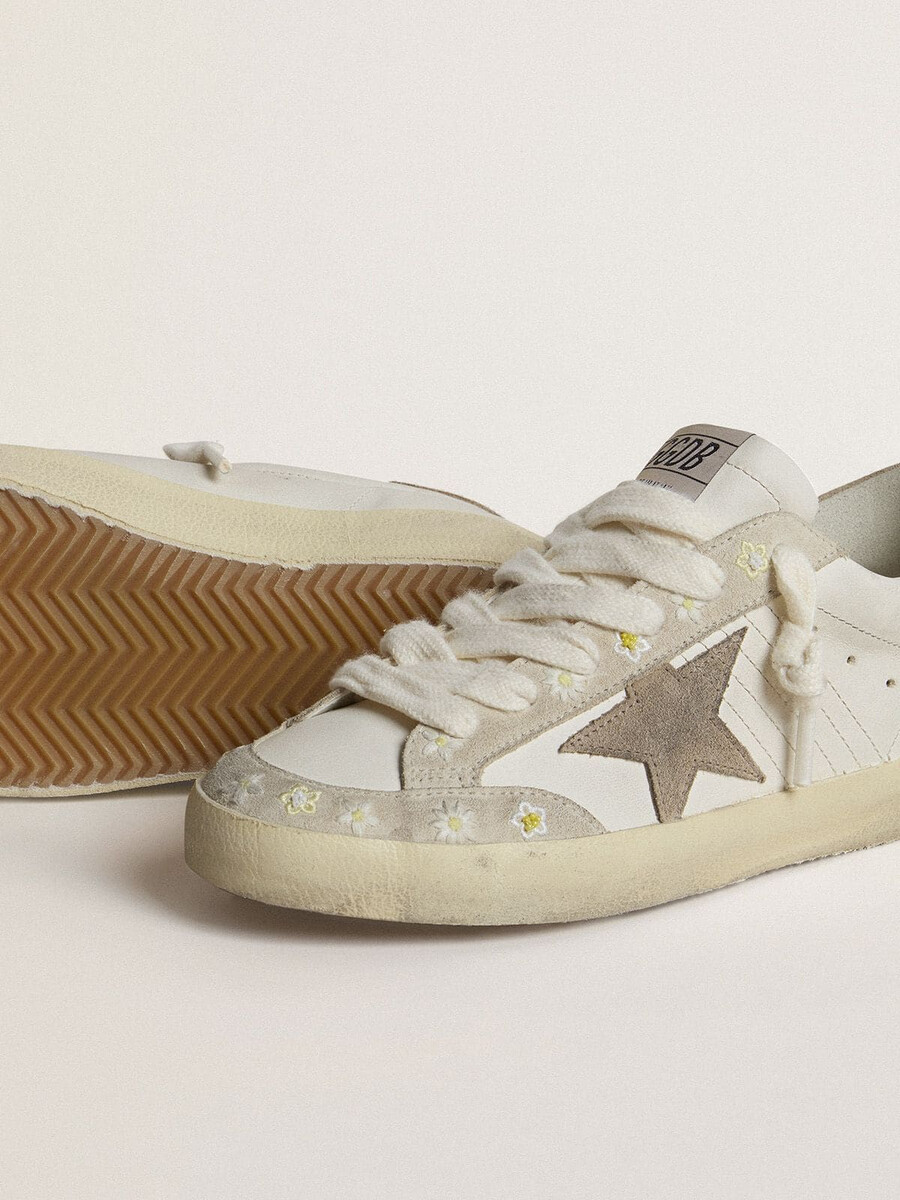 dames super-star ltd met beige suède ster en hielstuk en bloemenborduurwerk