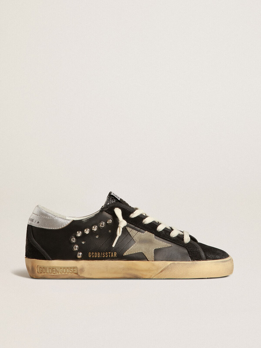 dames super-star in zwart leer en suède met zilveren studs.
