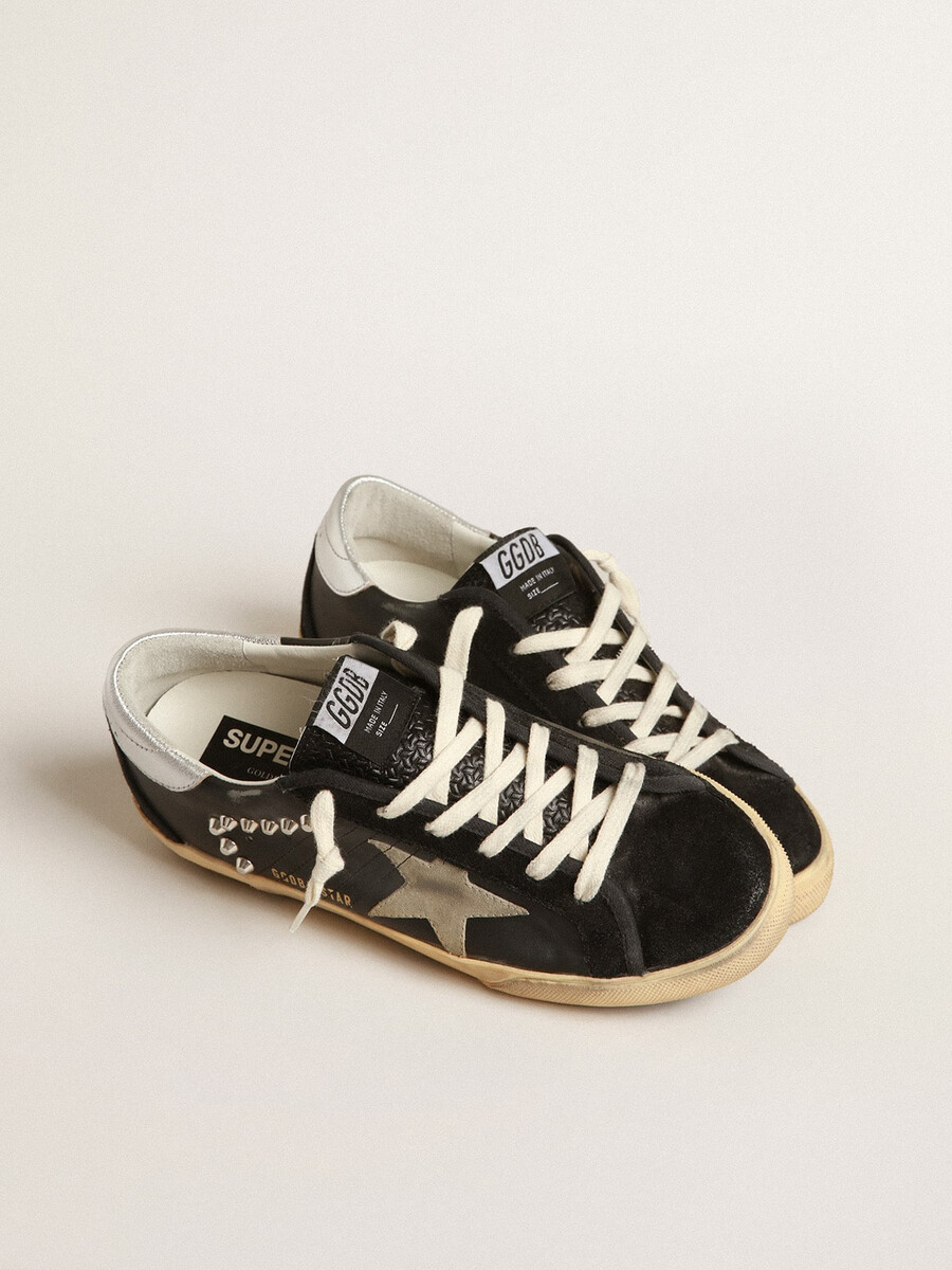 dames super-star in zwart leer en suède met zilveren studs.