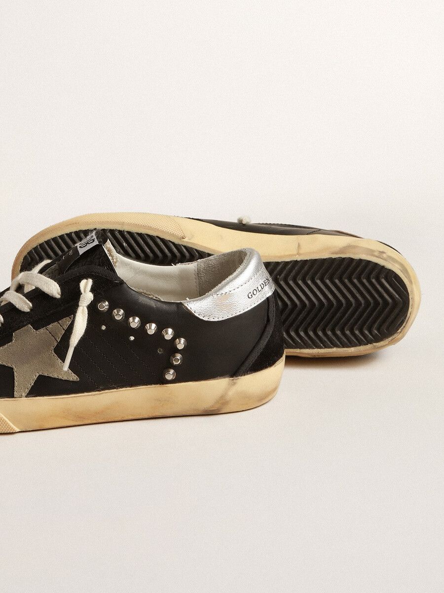 dames super-star in zwart leer en suède met zilveren studs.