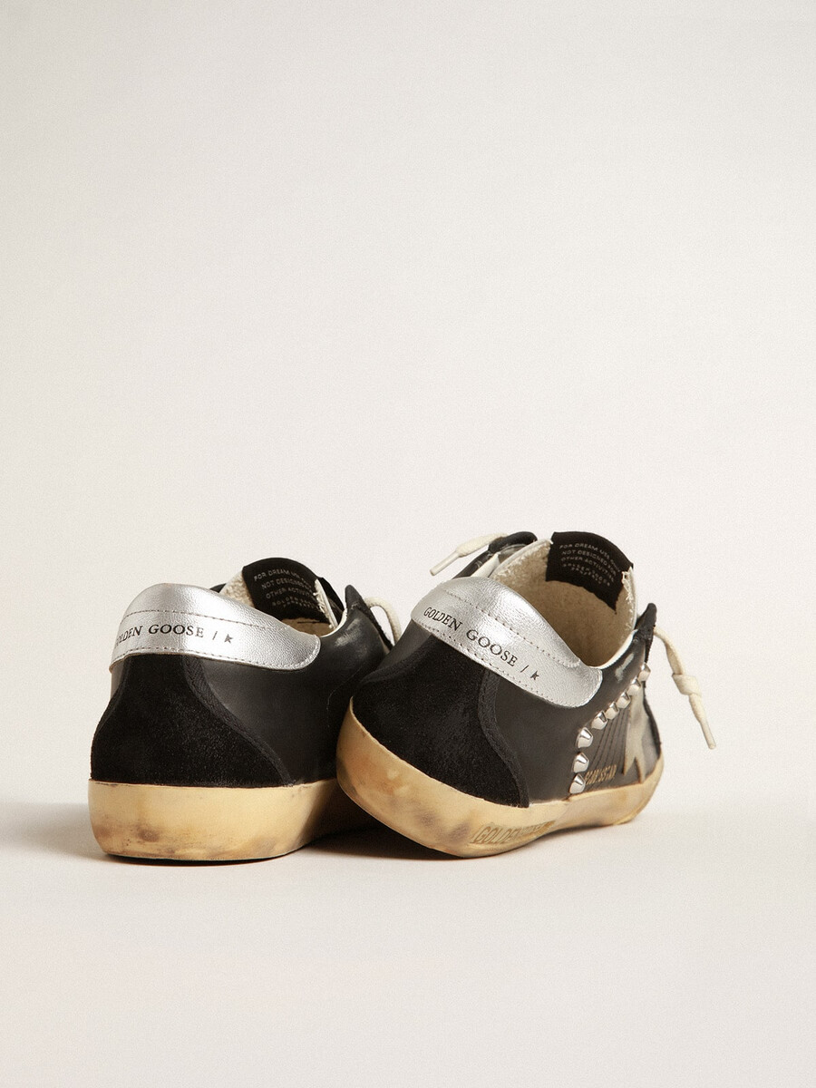 dames super-star in zwart leer en suède met zilveren studs.