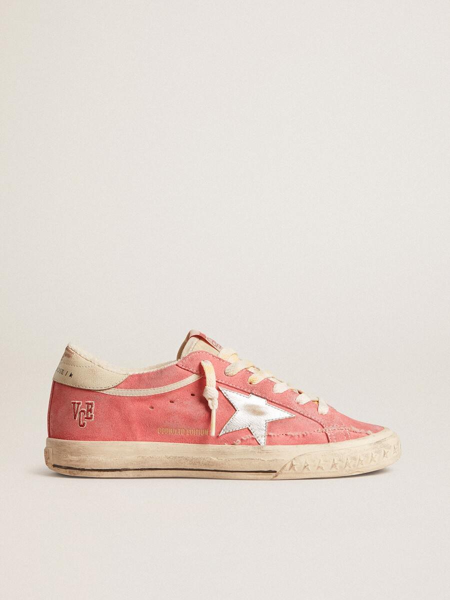 dames super-star ltd in rood suède met zilveren ster en leren hielstuk.