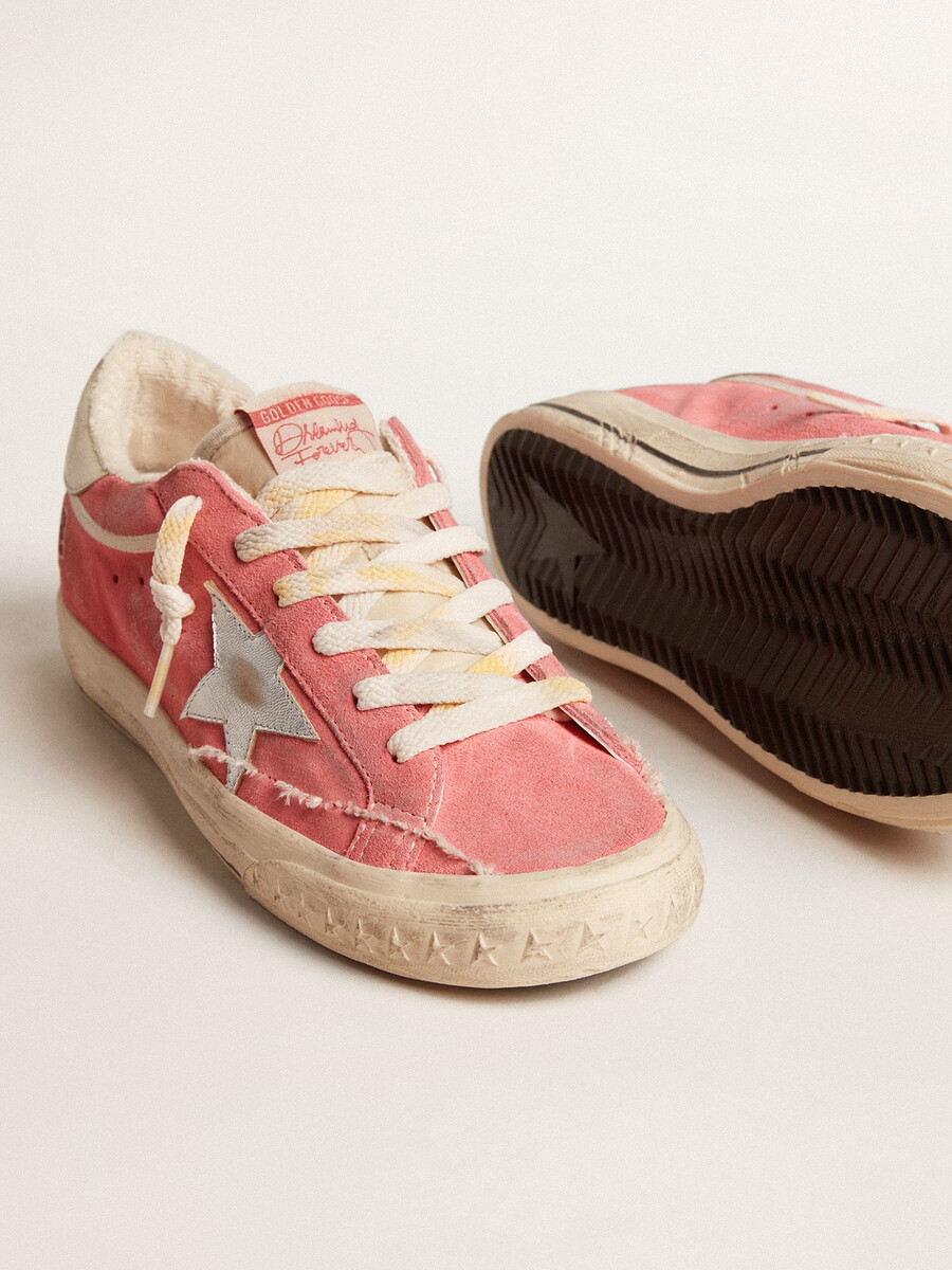 dames super-star ltd in rood suède met zilveren ster en leren hielstuk.