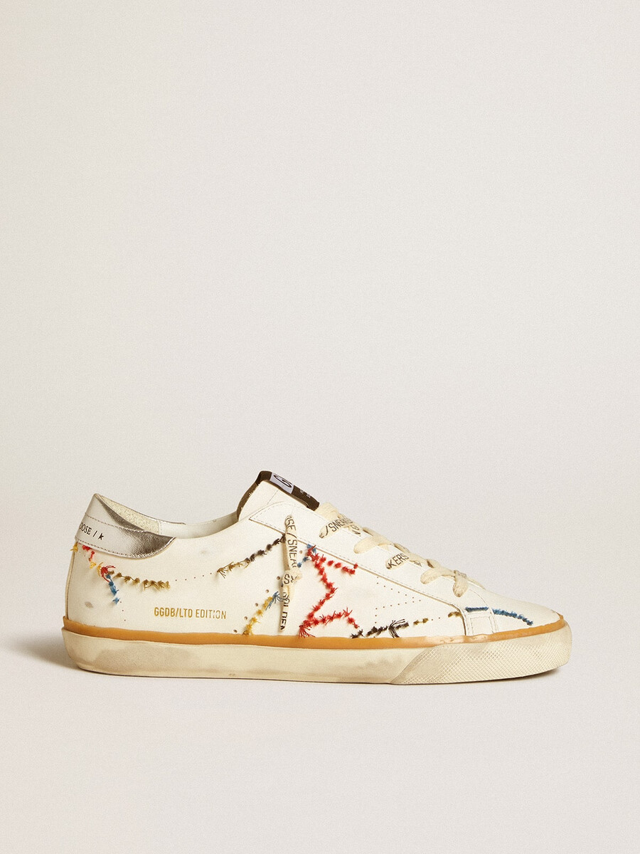 dames super-star ltd met geperforeerde ster en metallic leren hielstuk.