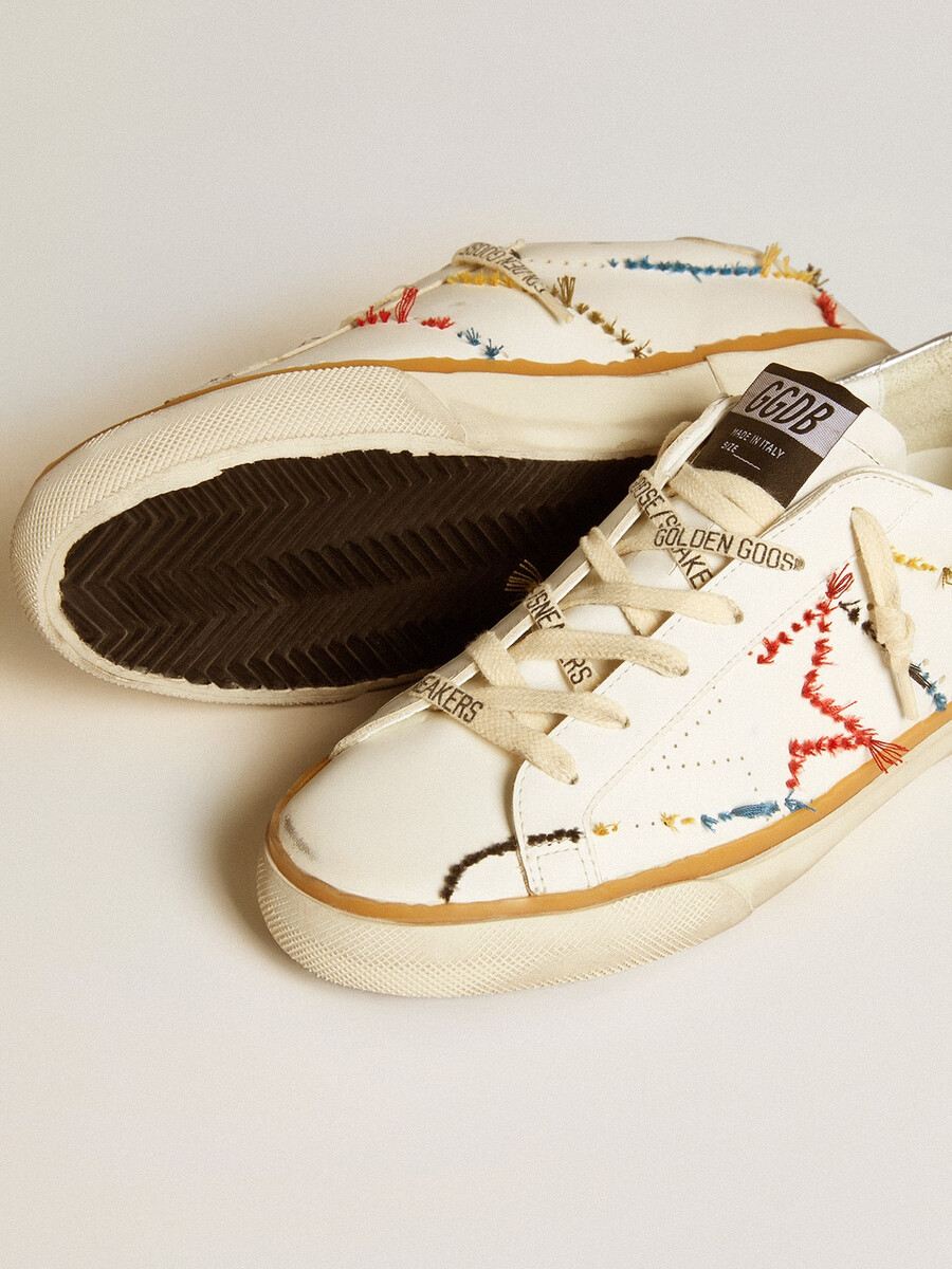 dames super-star ltd met geperforeerde ster en metallic leren hielstuk.