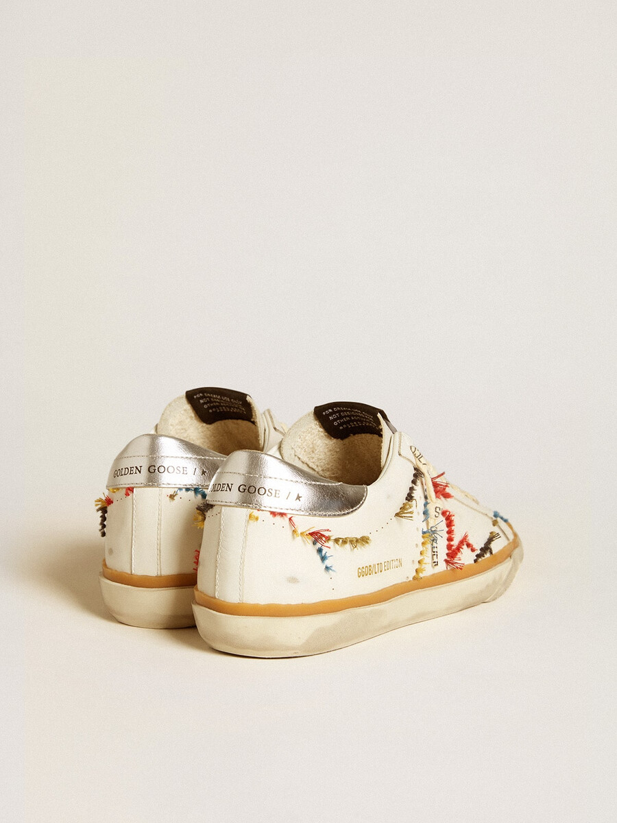 dames super-star ltd met geperforeerde ster en metallic leren hielstuk.