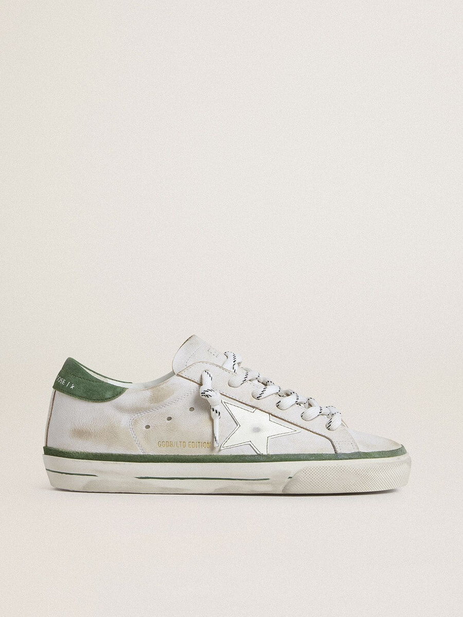 dames super-star ltd met witte leren ster en groene suède hielband.