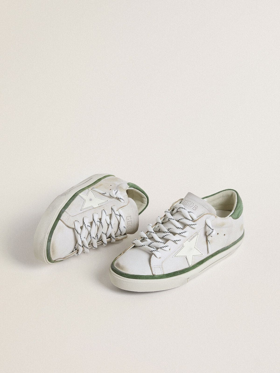 dames super-star ltd met witte leren ster en groene suède hielband.