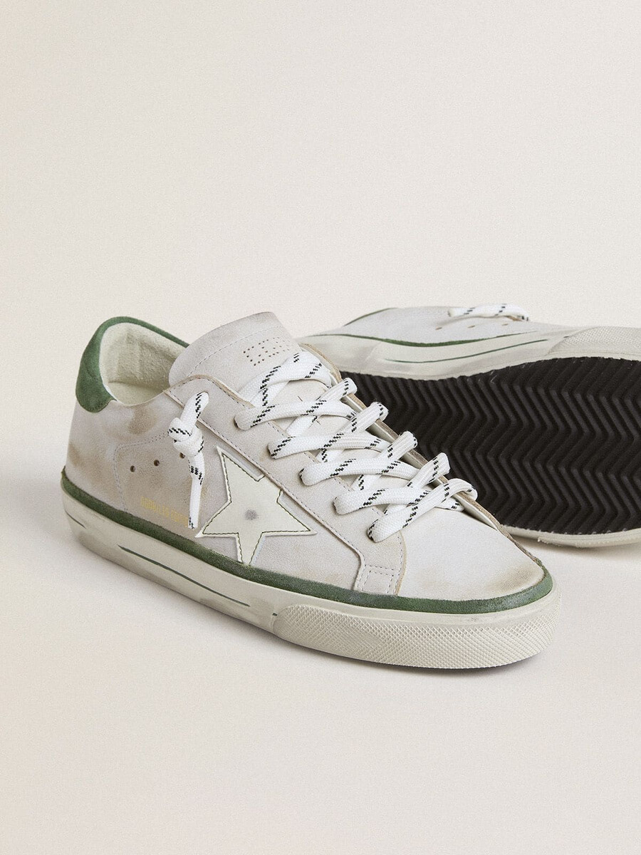 dames super-star ltd met witte leren ster en groene suède hielband.