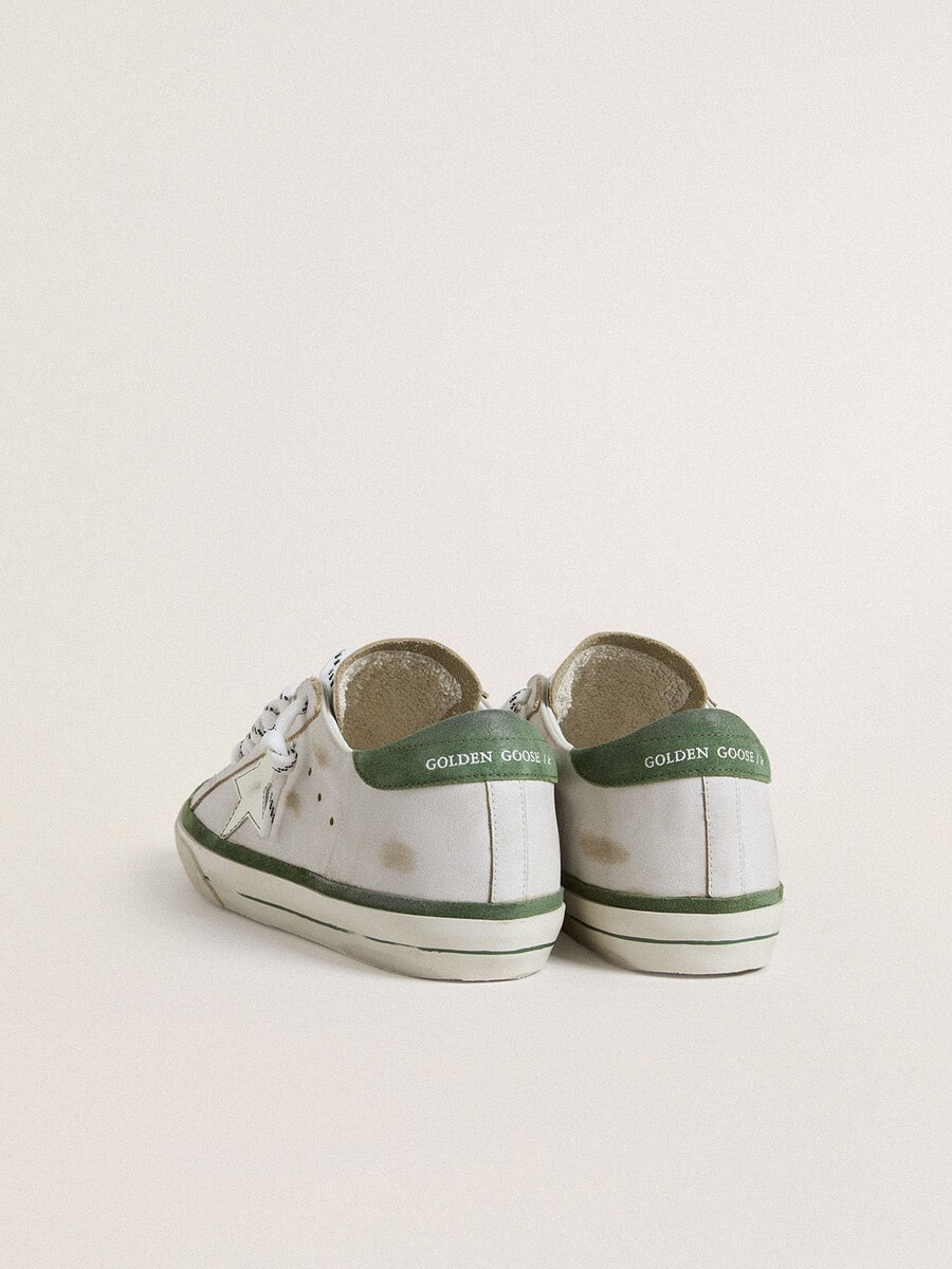 dames super-star ltd met witte leren ster en groene suède hielband.