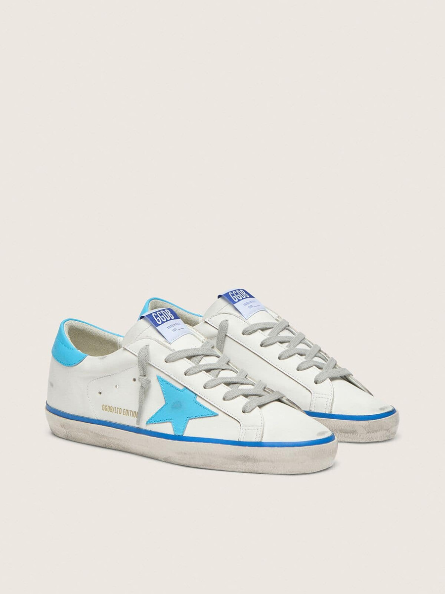 dames super-star ltd in wit leer met lichtblauwe leren ster en hielstuk.