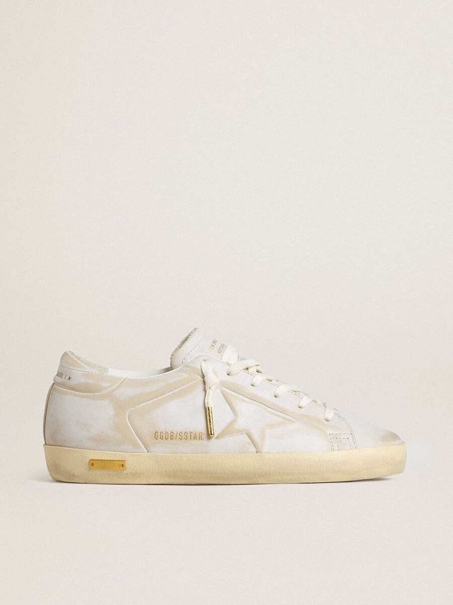 dames super-star met witte leren ster en hielstuk met een gedragen look.
