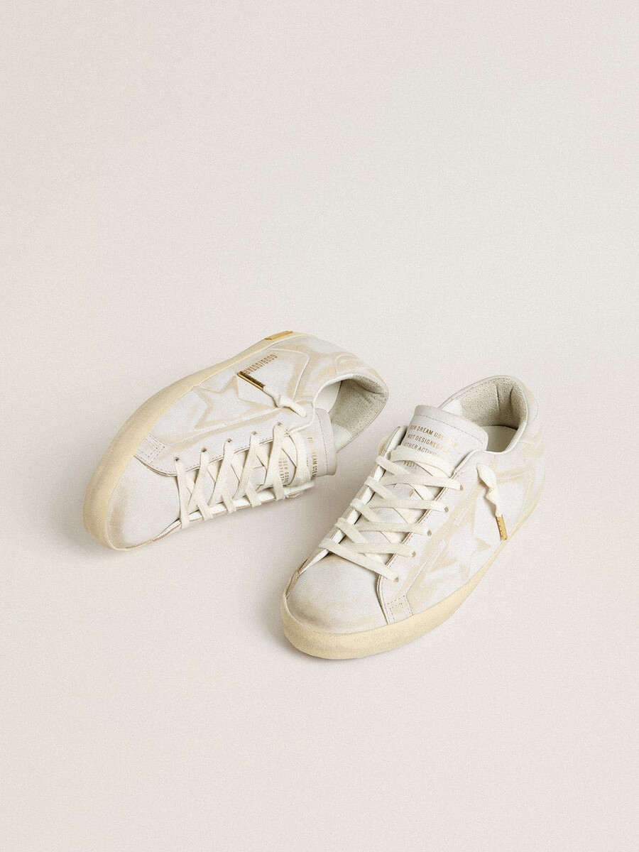 dames super-star met witte leren ster en hielstuk met een gedragen look.