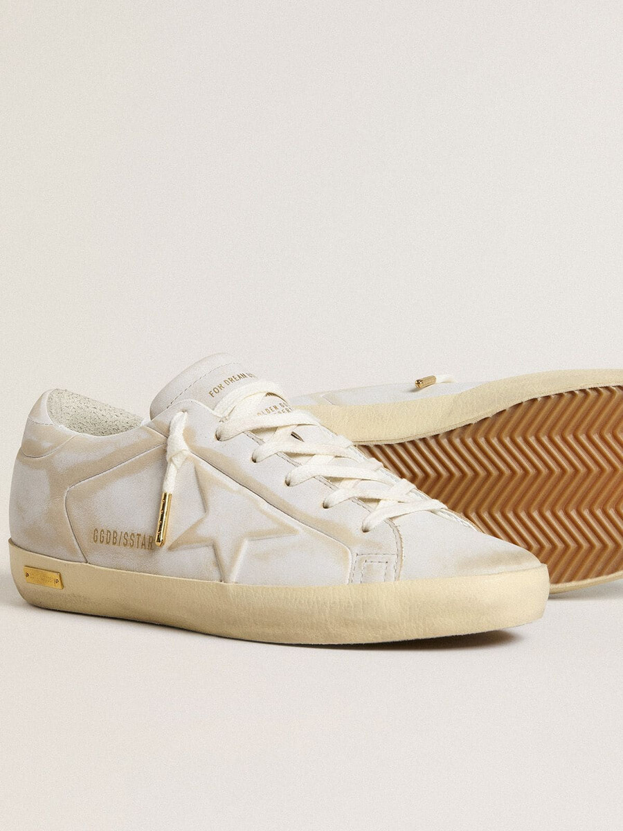 dames super-star met witte leren ster en hielstuk met een gedragen look.