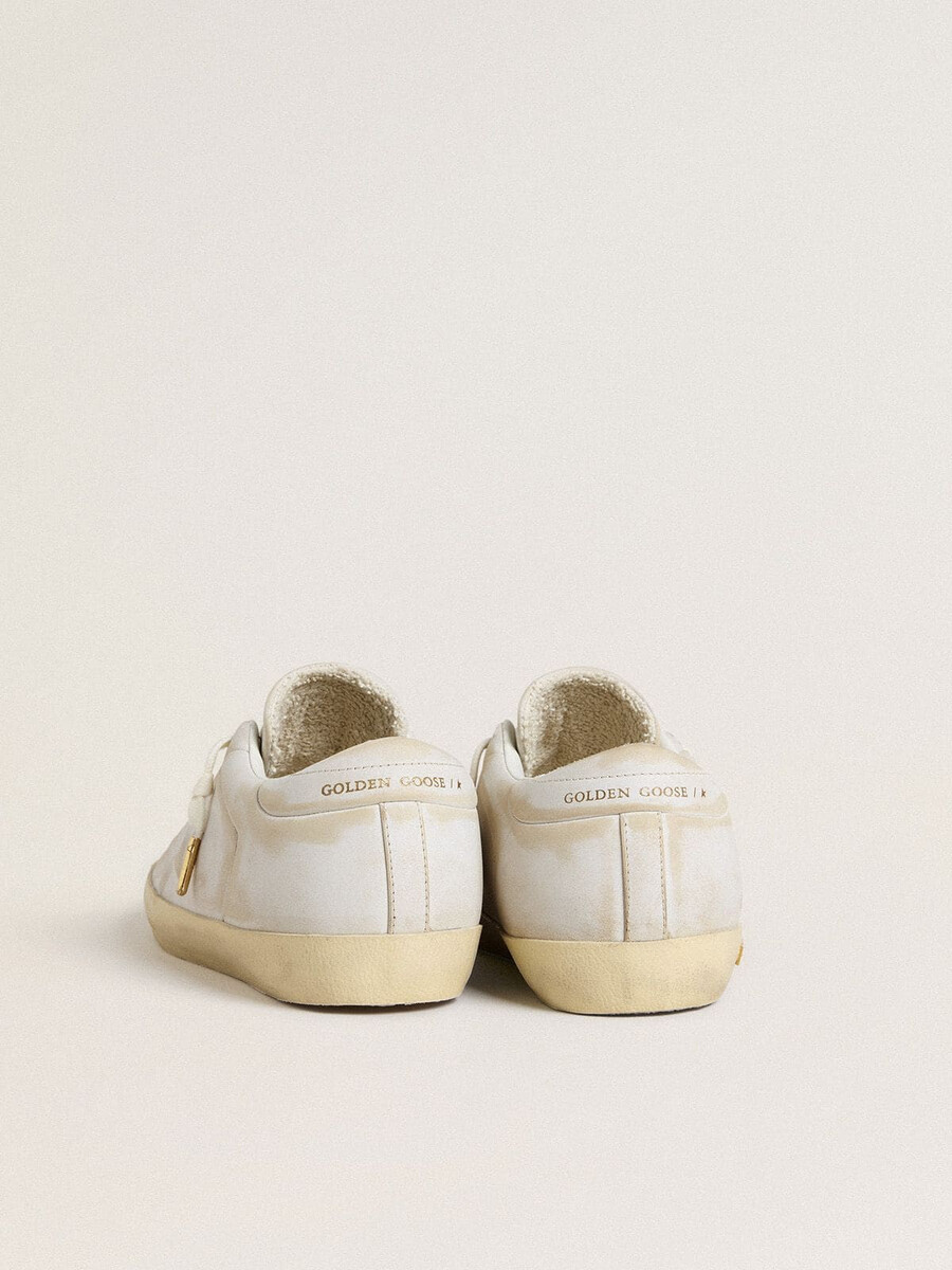 dames super-star met witte leren ster en hielstuk met een gedragen look.