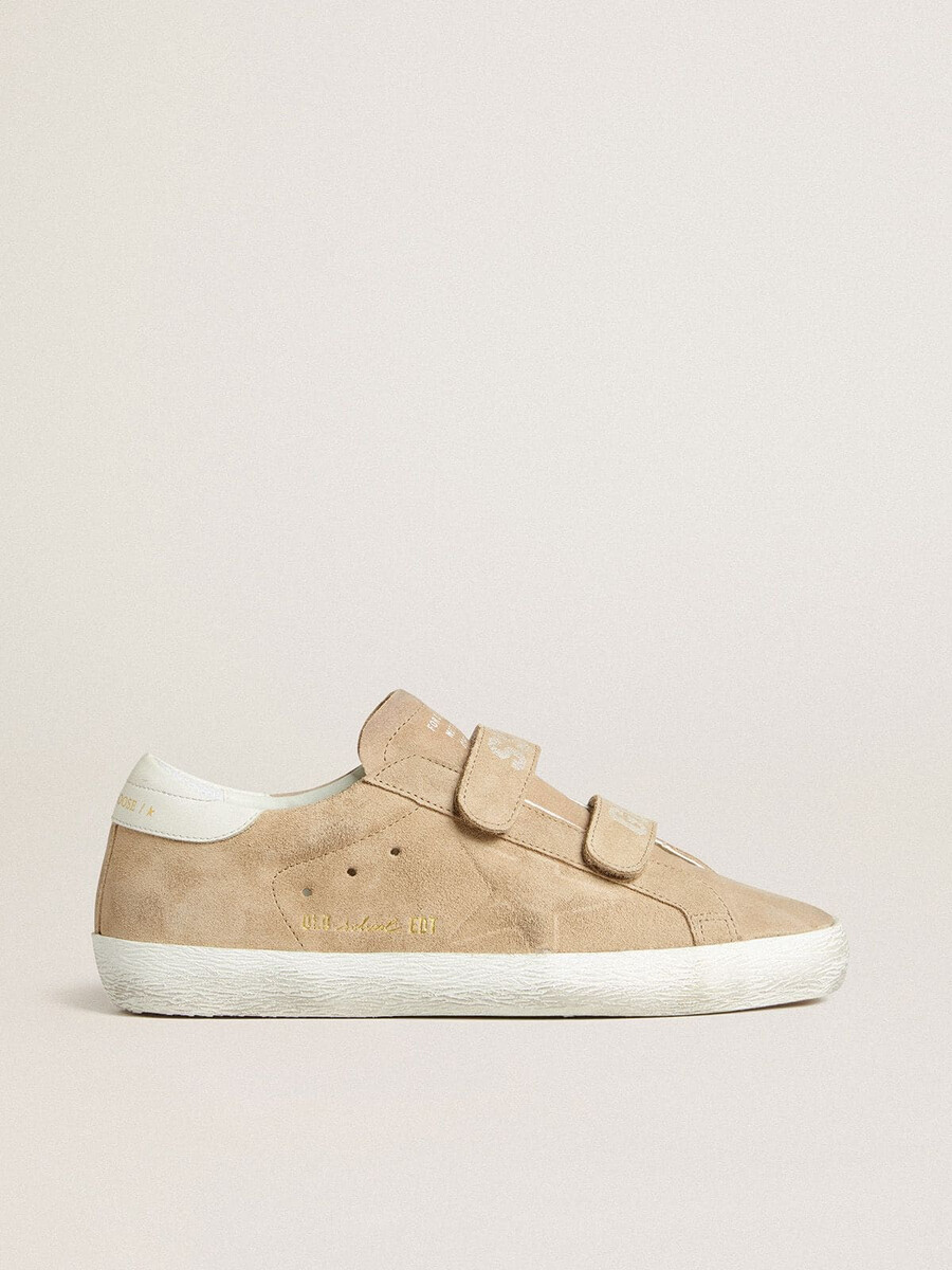 dames old school in beige suède met een wit leren hielstuk.