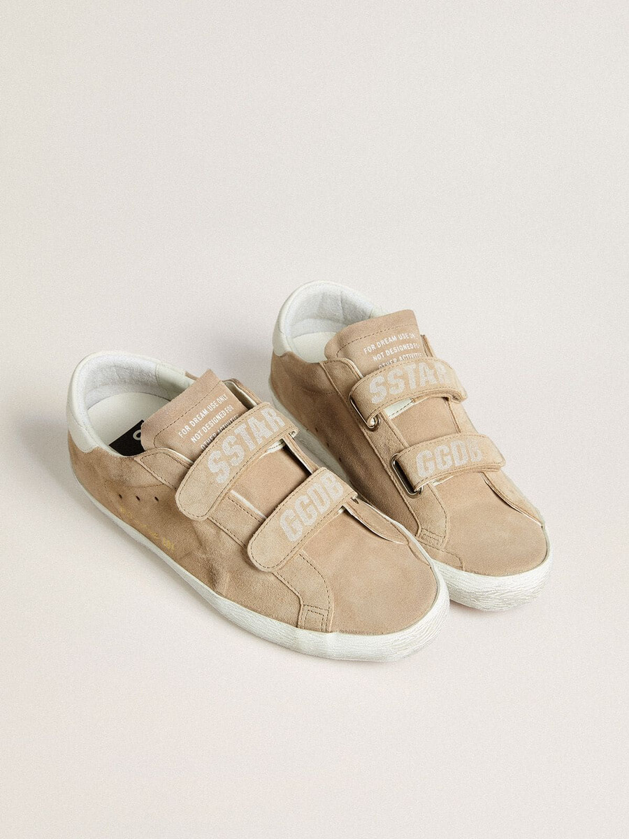 dames old school in beige suède met een wit leren hielstuk.