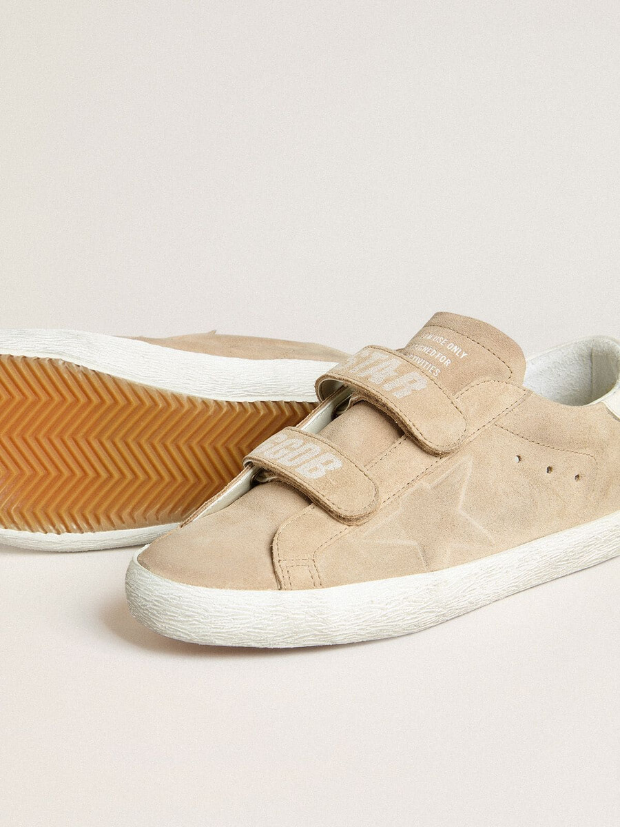 dames old school in beige suède met een wit leren hielstuk.