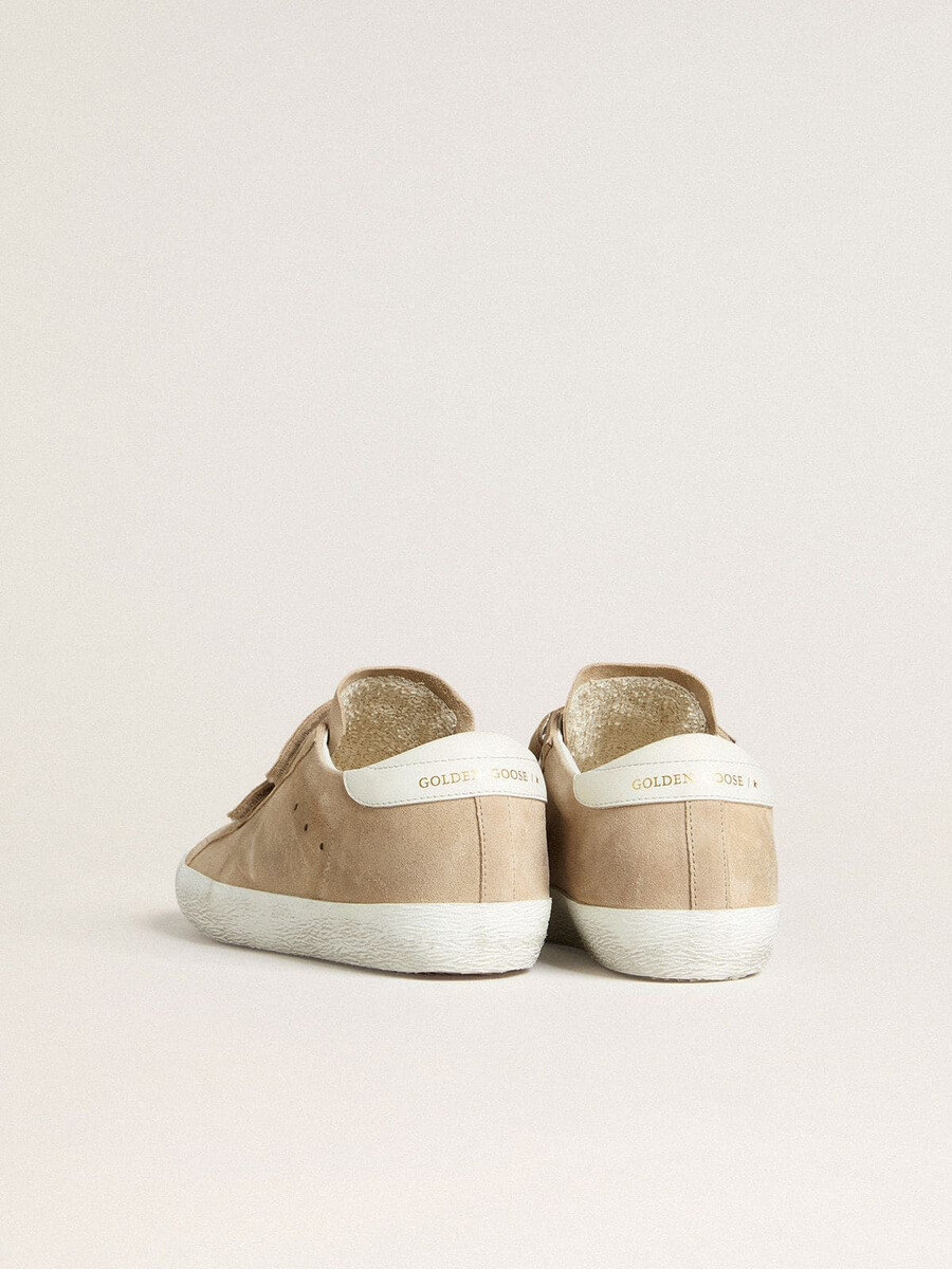 dames old school in beige suède met een wit leren hielstuk.