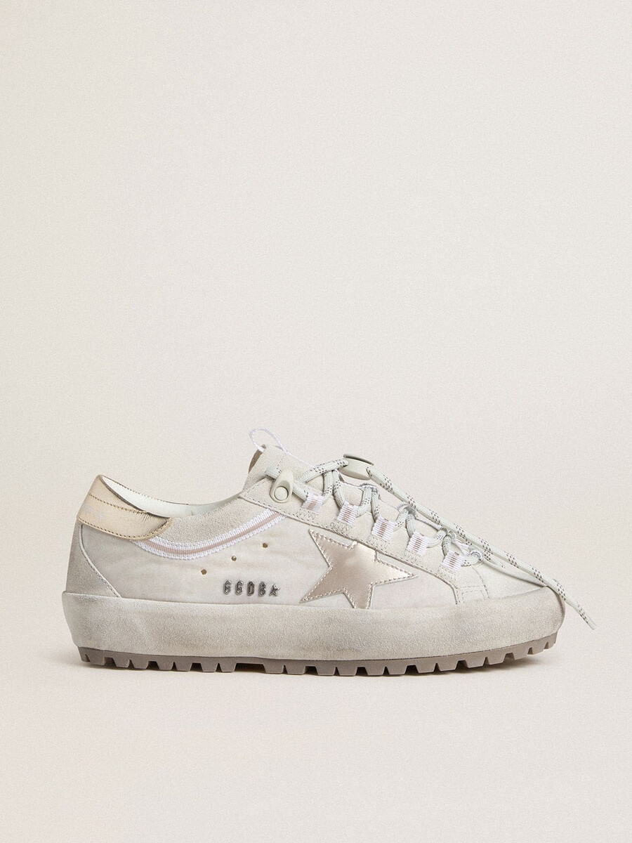 dames super-star ski in lichtgrijs nylon met metallic leren ster en hielstuk.