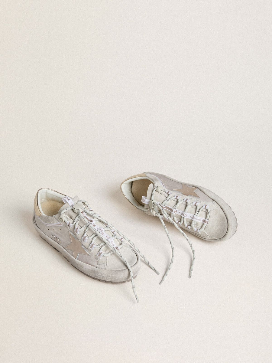 dames super-star ski in lichtgrijs nylon met metallic leren ster en hielstuk.
