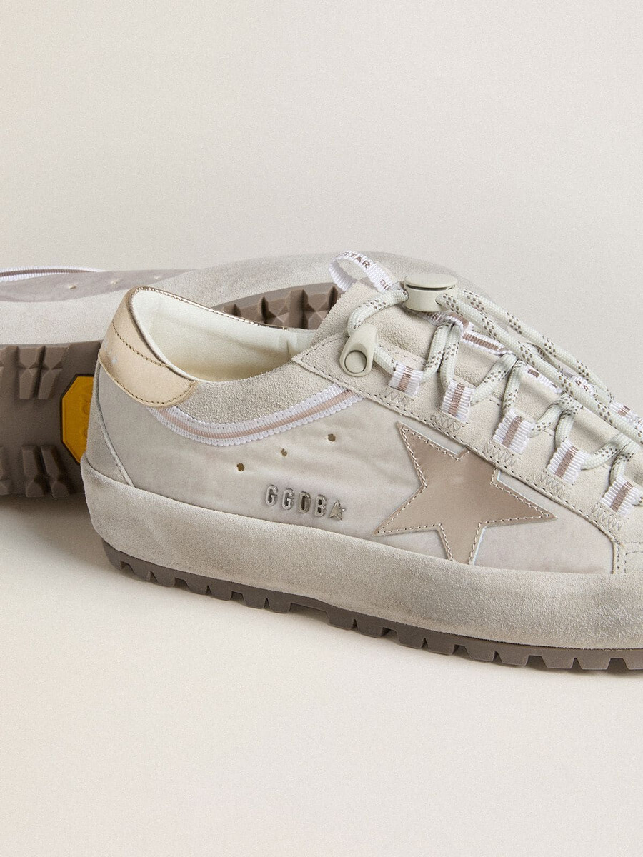dames super-star ski in lichtgrijs nylon met metallic leren ster en hielstuk.