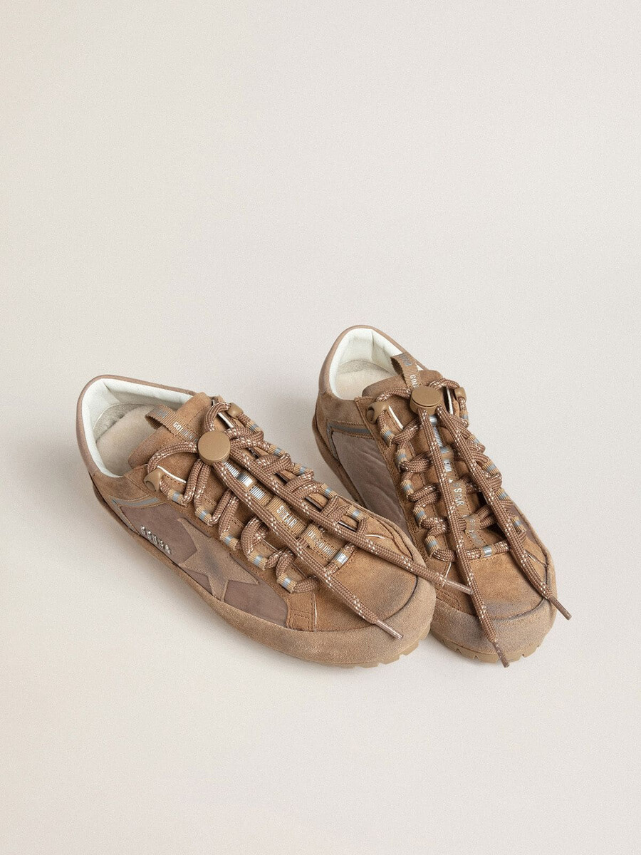 dames super-star ski in dolmias en caramelkleurig suède met marmeren nubuck ster en hielstuk.