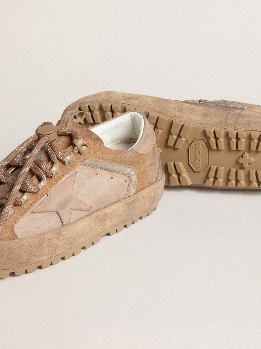 dames super-star ski in dolmias en caramelkleurig suède met marmeren nubuck ster en hielstuk.