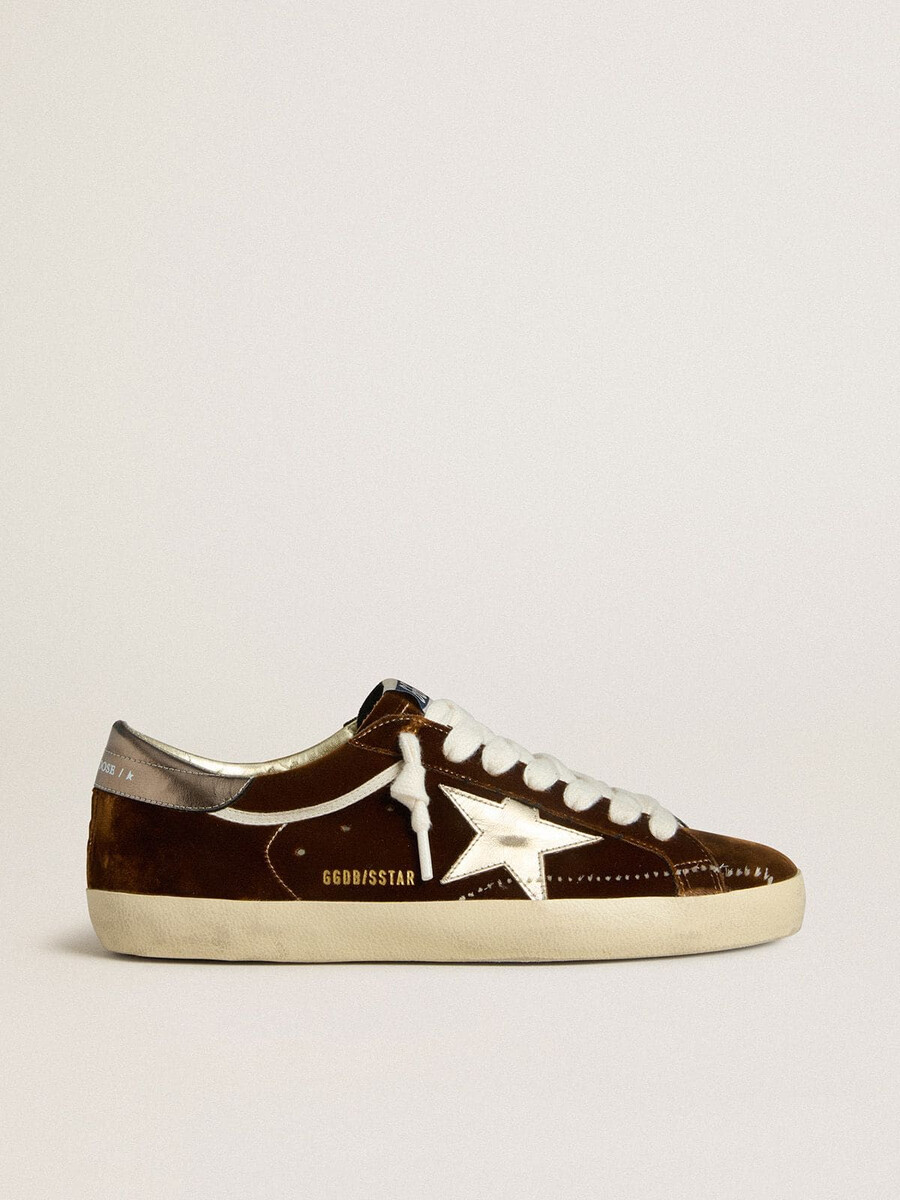 dames super-star in cognacbruin fluweel met metallic leren ster en hielstuk.