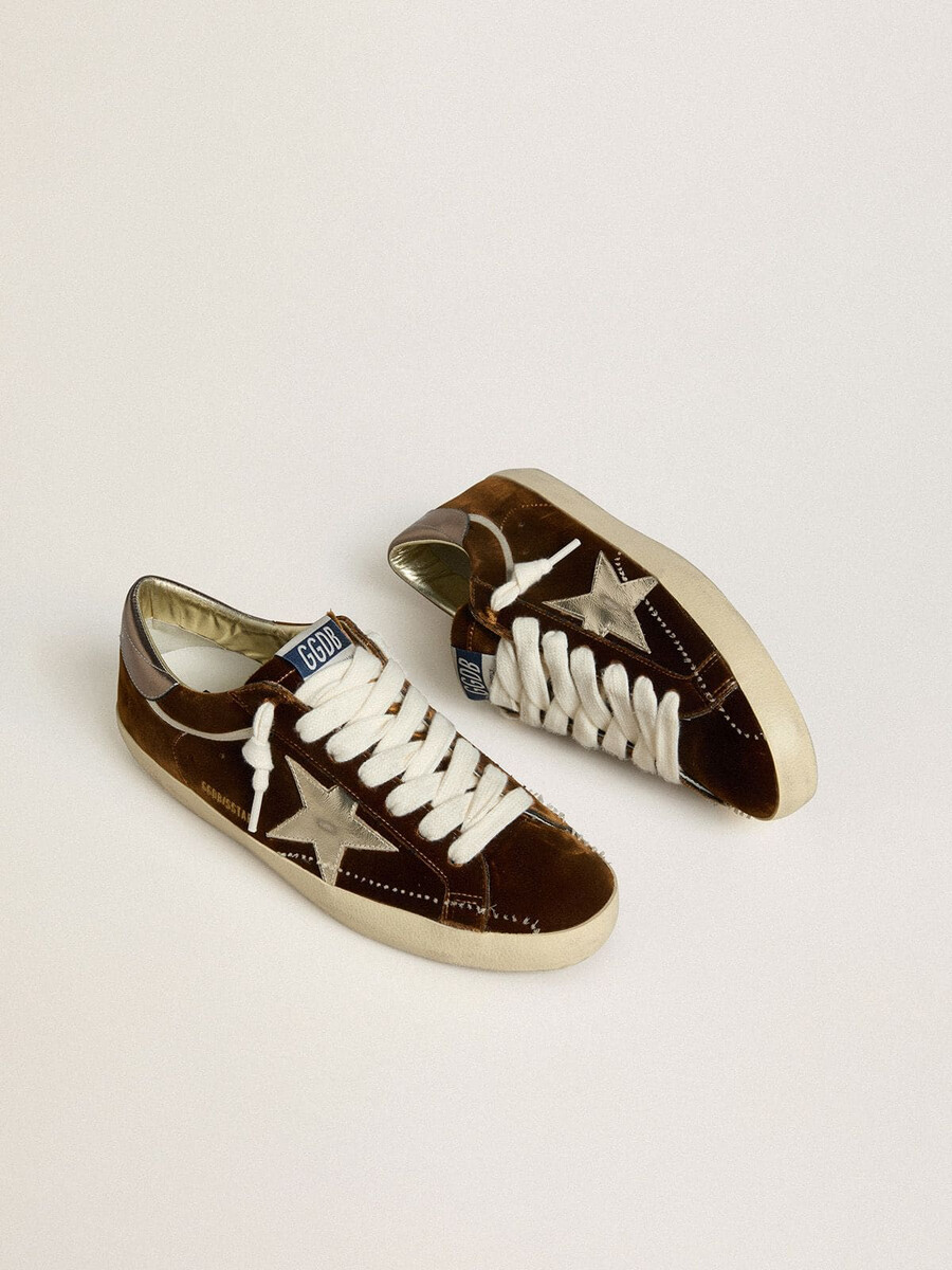 dames super-star in cognacbruin fluweel met metallic leren ster en hielstuk.