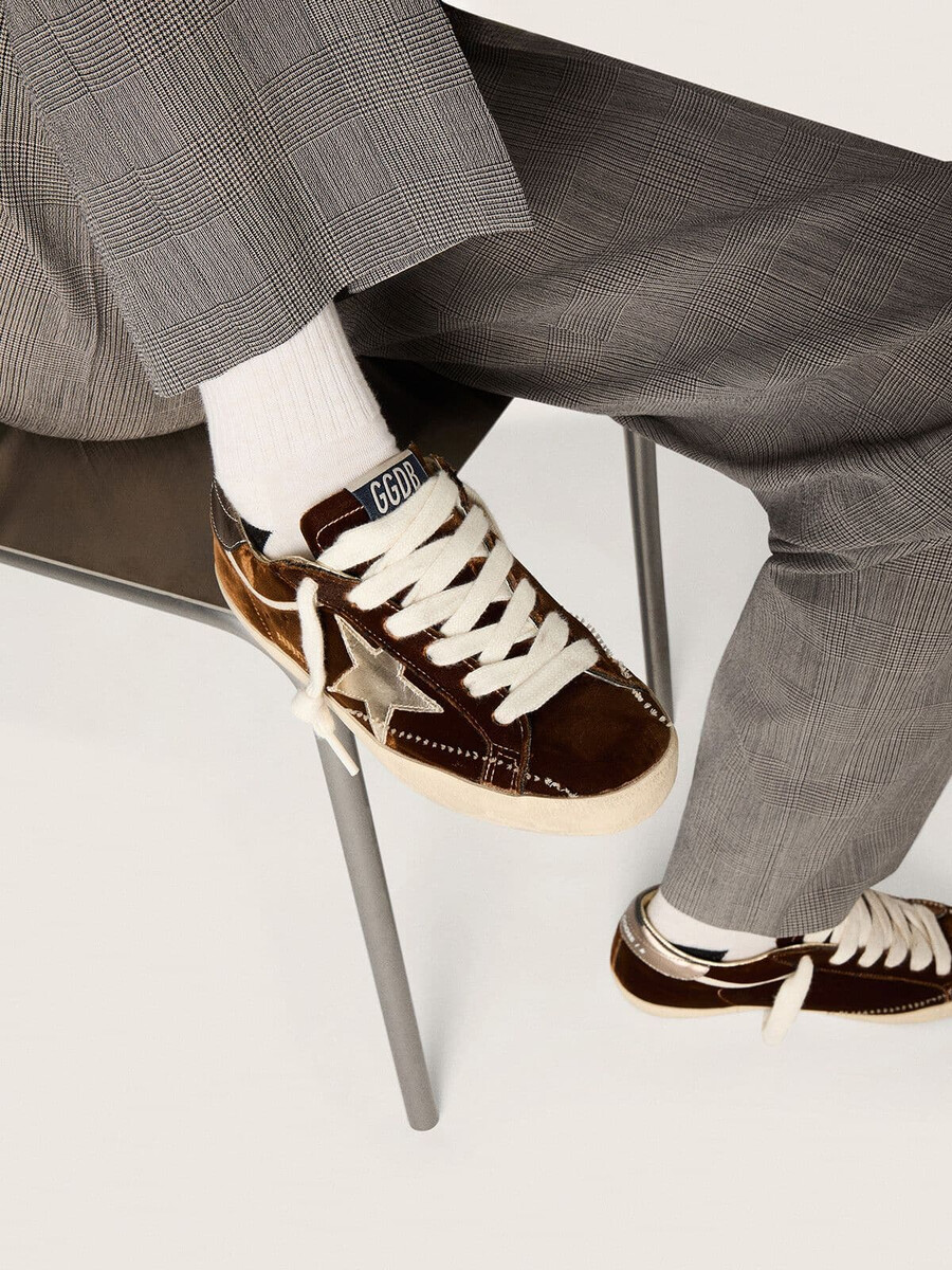 dames super-star in cognacbruin fluweel met metallic leren ster en hielstuk.