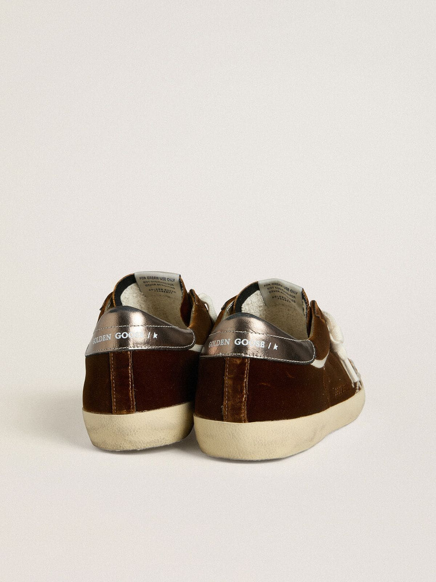 dames super-star in cognacbruin fluweel met metallic leren ster en hielstuk.