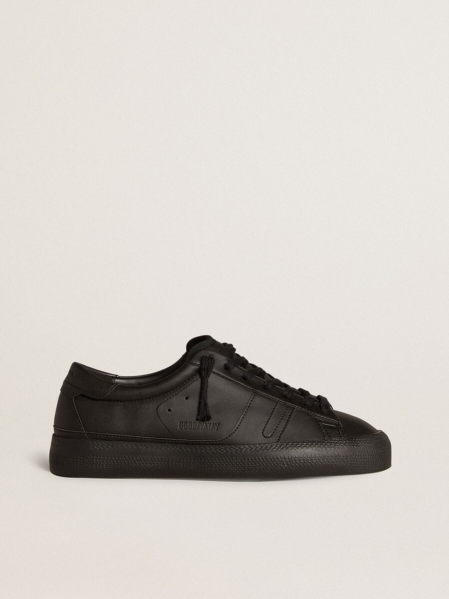 yatay model 1b duurzame sneakers met bovenwerk van biobased materiaal en zwarte y-vormige details.
