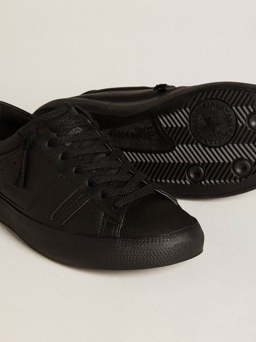 yatay model 1b duurzame sneakers met bovenwerk van biobased materiaal en zwarte y-vormige details.