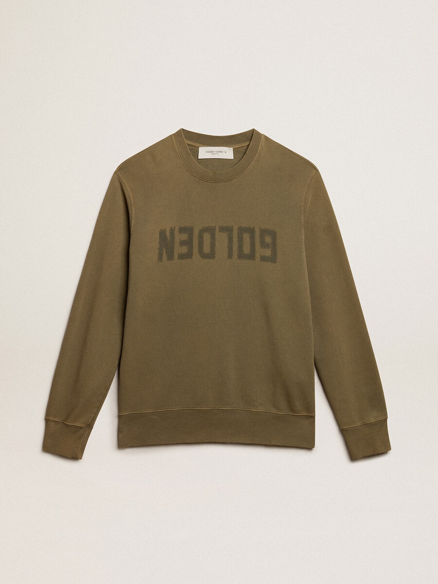olijfgroene herensweatshirt met gouden letters.