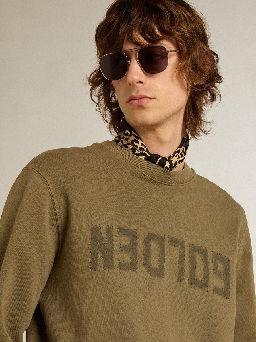 olijfgroene herensweatshirt met gouden letters.