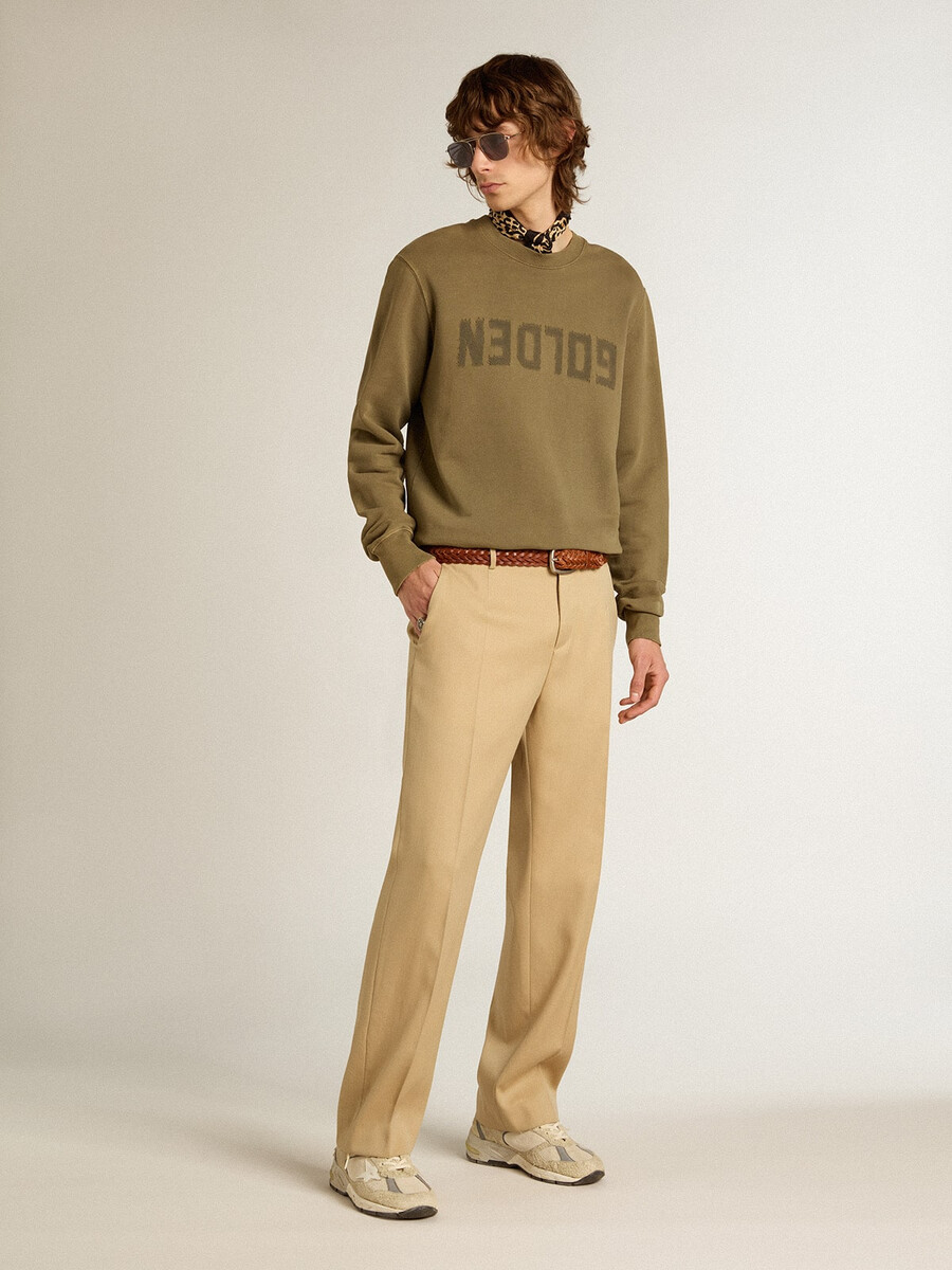 olijfgroene herensweatshirt met gouden letters.