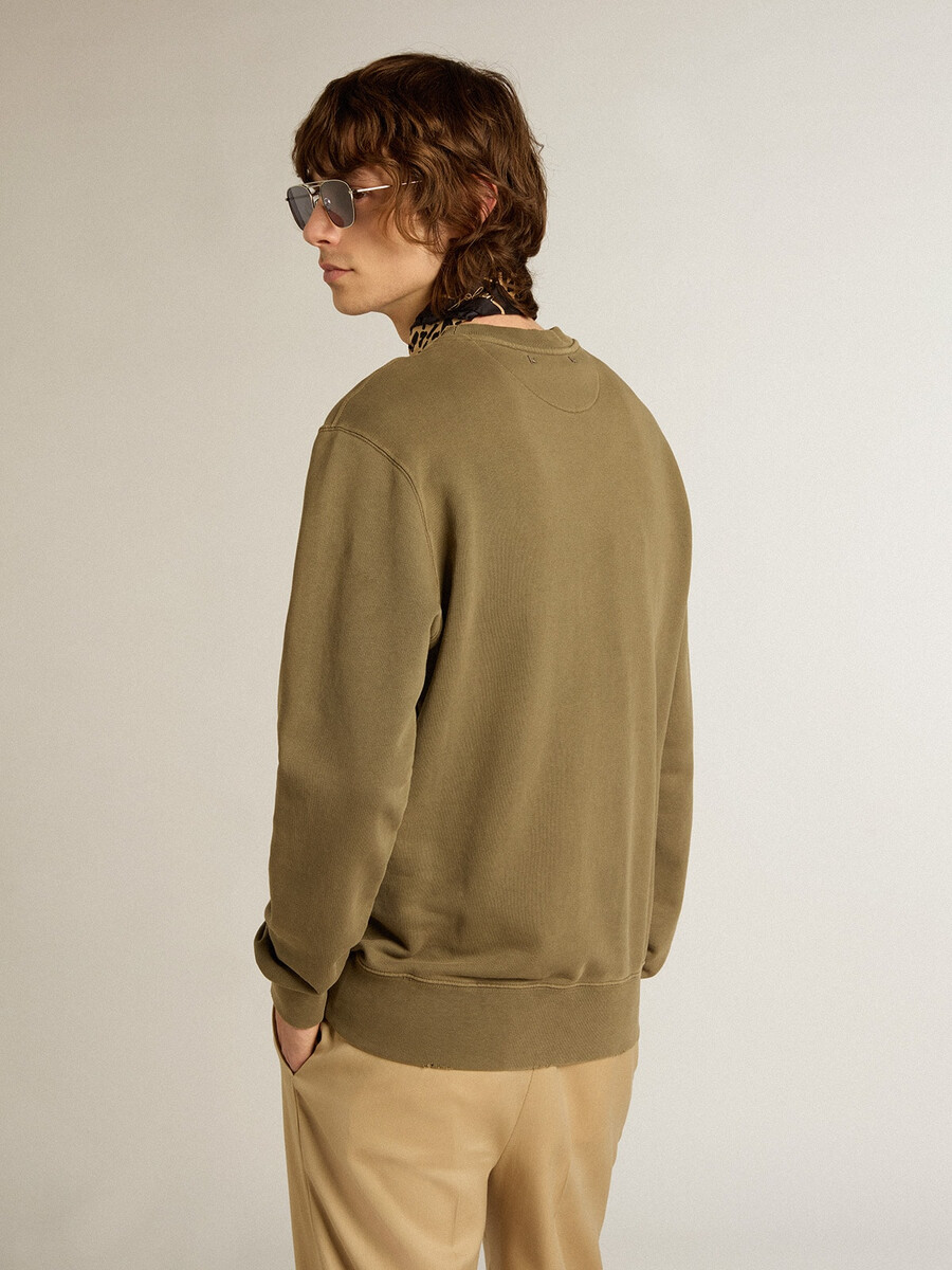 olijfgroene herensweatshirt met gouden letters.