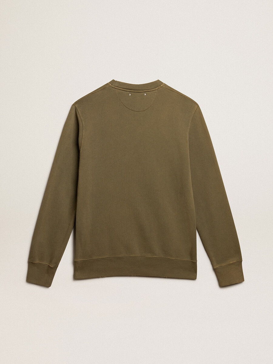 olijfgroene herensweatshirt met gouden letters.